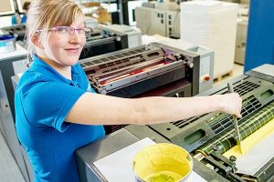 Ein Bild von einer Auszubildene aus dem Fachbereich Druck und Medientechnik