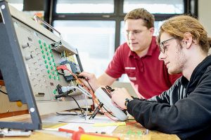 Ein Bild von einen Auszubilder und einen Ausbildende aus dem Fachbereich Elektrotechnik