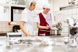 Ein Bild von einer Auszubildende und ihre Ausbilderin aus dem Fachbereich Hauswirtschaft