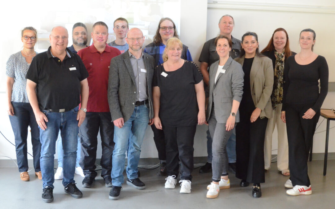 Unternehmensvertreter der Region, der Agentur für Arbeit Hagen, der SIHK und des Berufsbildungswerks Volmarstein beim Fotoshooting.