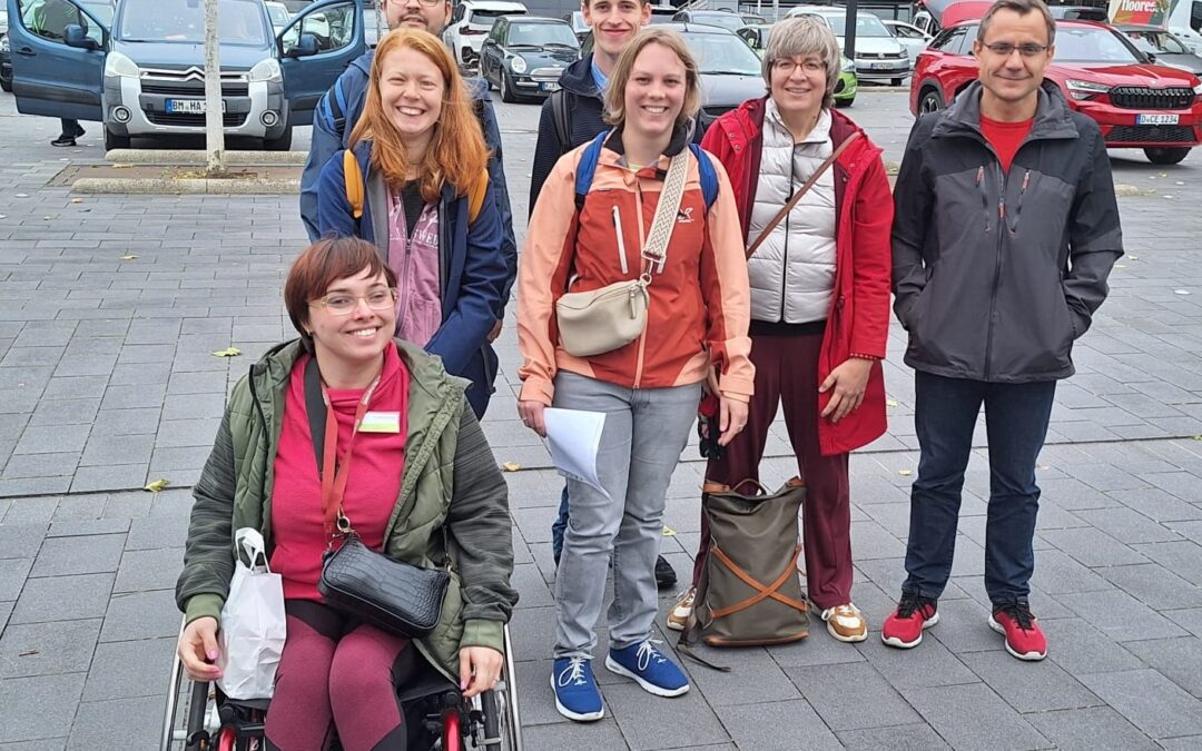 Gruppenfoto der Auszubildenden und Ausbilder/innen beim Besuch der Messe Rehacare.