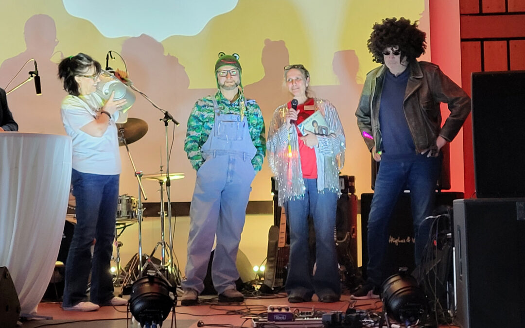 Das Leitungsteam im Hippie-Look: Sabine Riddermann, Roland Kompalka, Bianca Schramm und Christof Hoffmann