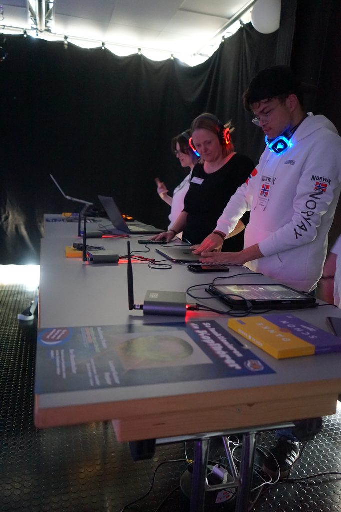 Die DJs der Silent-Disco am Werk.