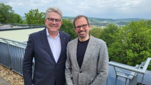 Stiftungsratsvorsitzender Dr. Hans Adolf Burbach (li.) und Vorstand Markus Bachmann von der Ev. Stiftung Volmarstein auf der Dachterrasse des neuen Liselotte-Funcke-Hauses.