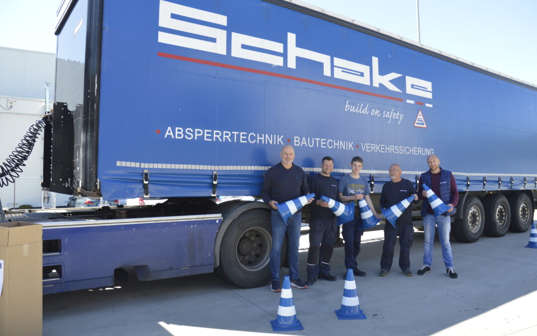 Schake GmbH spendet 50 Pylonen fürs Werner-Richard-Berufskolleg
