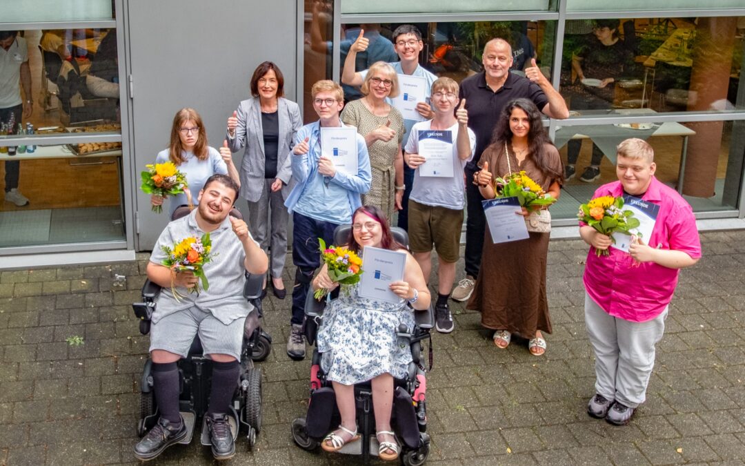 Die Preisträger*innen des Werner-Richard-Berufskollegs und der Realschule am Bleichstein freuten sich gemeinsam über den Förderpreis der Werner Richard – Dr. Carl Dörken Stiftung.