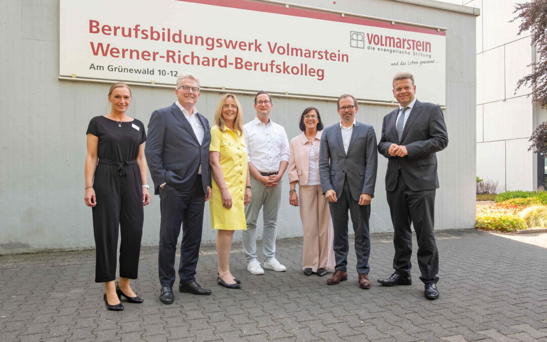 Gruppenbild zum BBW-Jubiläum (v.l.): Pfarrerin Dr. Tabea Esch (Leiterin des Stiftungs-Zentrums für Theologie, Diakonie und Ethik), Dr. Hans-Adolf Burbach (Vorsitzender des Stiftungsrats), Barbara Ackerschott (Leiterin des Bereichs „Berufseinstieg & Teilhabe ermöglichen“ bei der Regionaldirektion der Agentur für Arbeit), Jan-Christoph Schaberick (Landrat), Sabine Riddermann (Leiterin des Berufsbildungswerks), Markus Bachmann (Stiftungsvorstand) und Matthias Heidmeier (Staatssekretär im NRW-Arbeitsministerium).