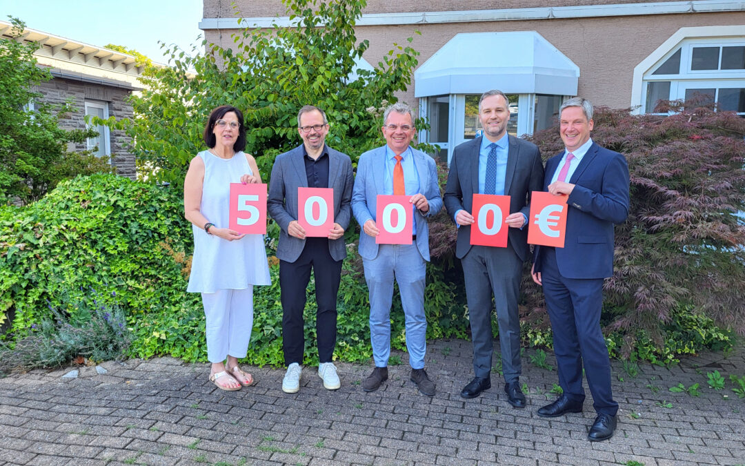Foto der Spendenübergabe. Sabine Riddermann (Geschäftsbereichsleitung) und Markus Bachmann (Vorstand) von der Ev. Stiftung Volmarstein sowie Thomas Biermann (Vorstandsvorsitzender), Tobias Riebeling (Bereichsleiter Firmenkunden/Immobilien) und Joachim Backhaus (Abteilungsleiter Firmenkundenmarkt Wetter) von der Sparkasse an Ennepe und Ruhr.