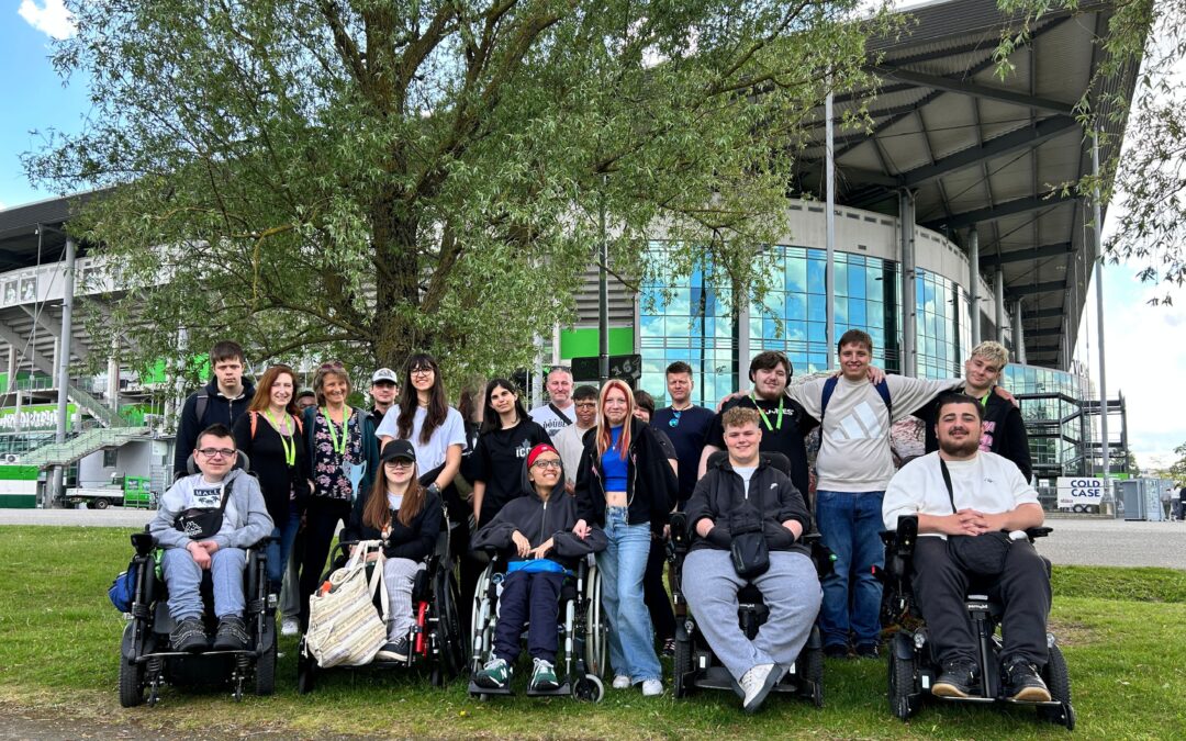 Gruppenfoto mit beiden Klassen des Werner-Richard-Berufskollegs und die Auszubildenden der BAVO.